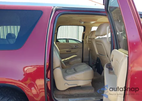 2010 Cadillac Escalade Esv Luxury z USA, uszkodzony, nr VIN 1GYUKHEF3AR224524